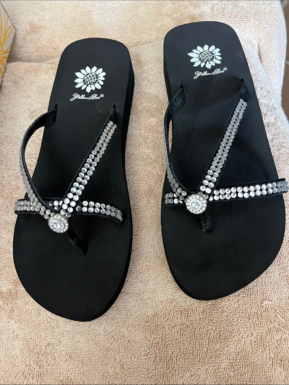 NWT ladies Yellow Box Black Rhinestone T-Strap Flip Flops, SZ. 8